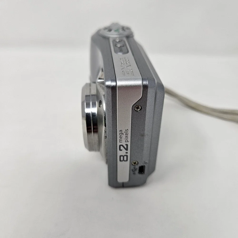 Kodak EasyShare C813 8.2MP Digital Camera Silver 3x Optical Zoom Bundle Case SD